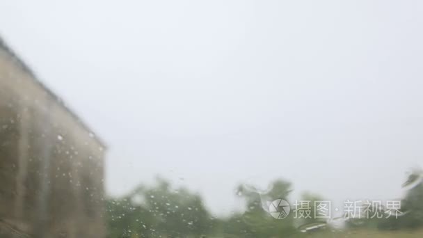 现在正在下雨。在汽车玻璃上的雨