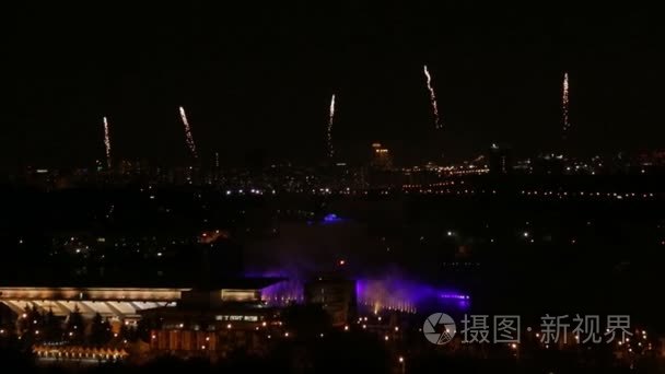 烟花在夜空中