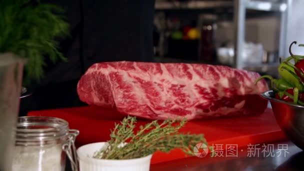 新鲜肉类的慢动作视频