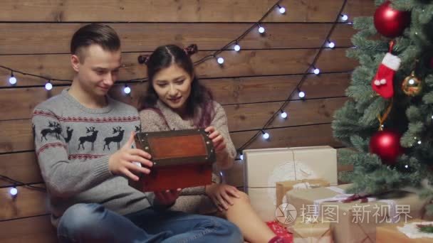 在圣诞节打开魔盒的好奇夫妇视频