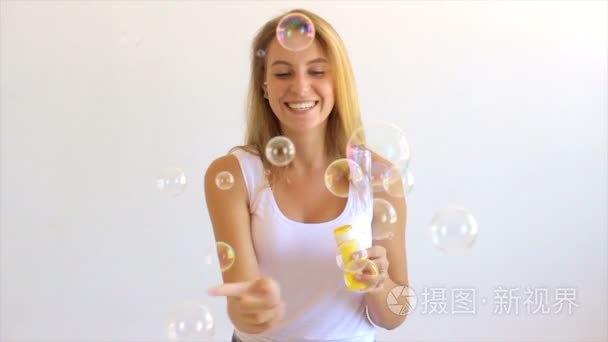 可爱的女孩吹肥皂泡泡视频