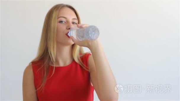 年轻漂亮的女孩饮用矿泉水视频