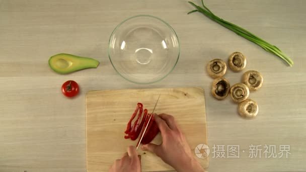 顶视图的厨师细切红灯笼椒视频