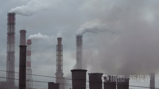 管道工业企业大量烟雾在空气中