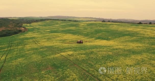 农业拖拉机喷涂夏季作物麦田视频