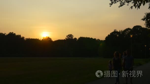 人们等待节的最后一部分