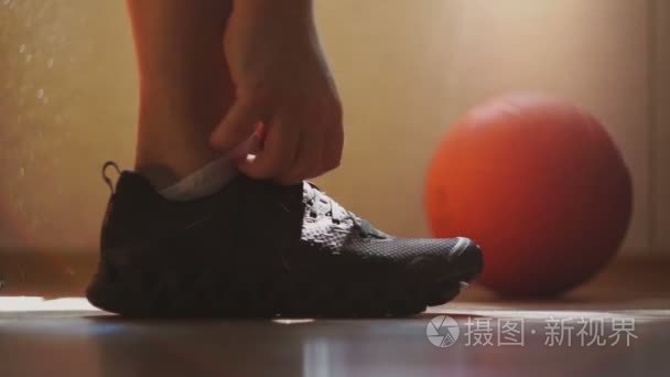 运动员穿的运动鞋和绑鞋带视频