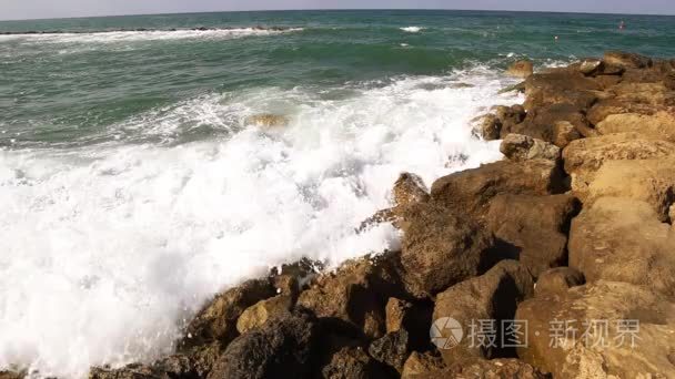 海浪拍打岩石在海海岸线上视频