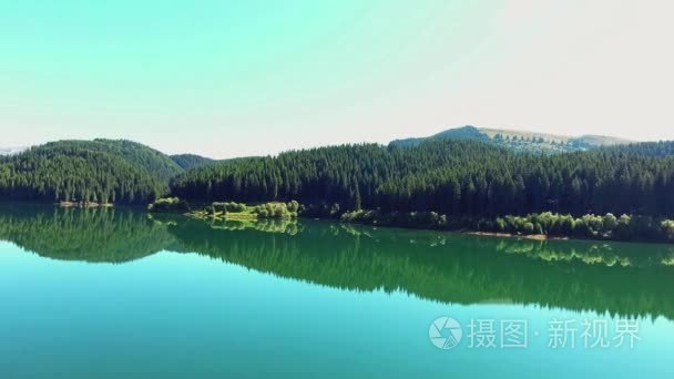 被森林包围的飞在镜子山湖视频