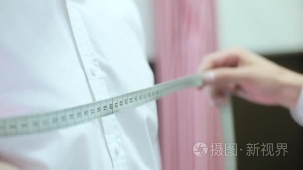 裁缝从该名男子进行测量视频