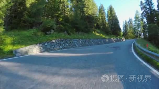 在阿尔卑斯山景区曲折路视频