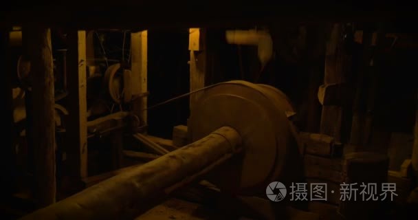 古代木锯木厂机械被烛光照亮视频