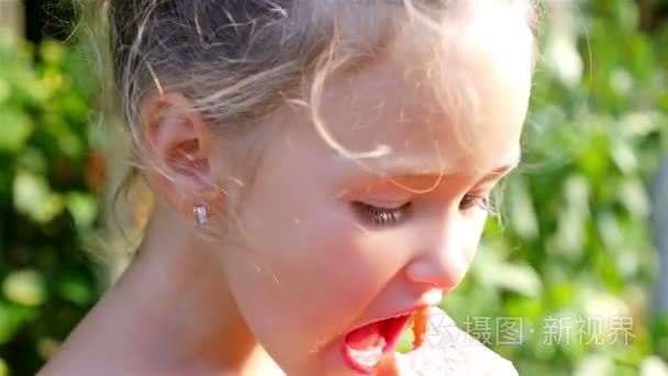 可爱的小女孩开胃吃红西瓜