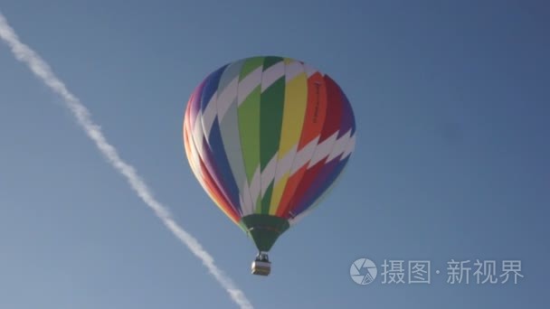 天空中的彩虹热气球的形象视频