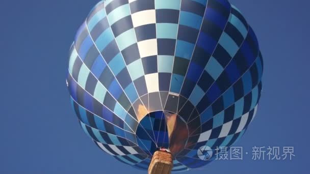 蓝色热气球在天空中飞翔视频
