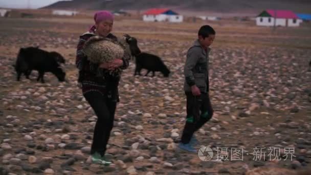 女人和男孩穿过沙漠蒙古山视频