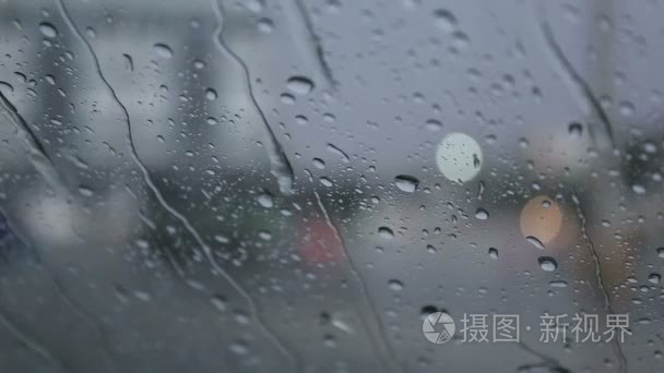 雨落在马路上的汽车视频