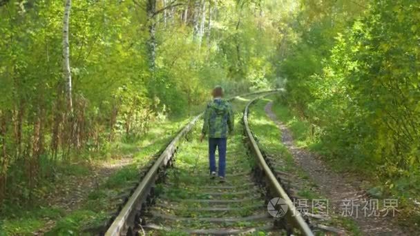 孩子骑铁路视频