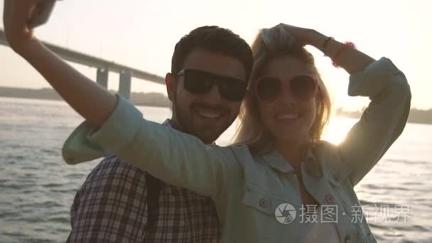 爱旅行夫妇以自拍照反对河和桥视频