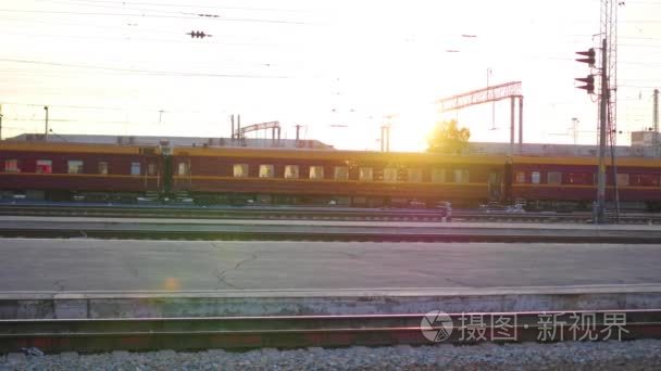 火车离开火车站后穿越铁路视频