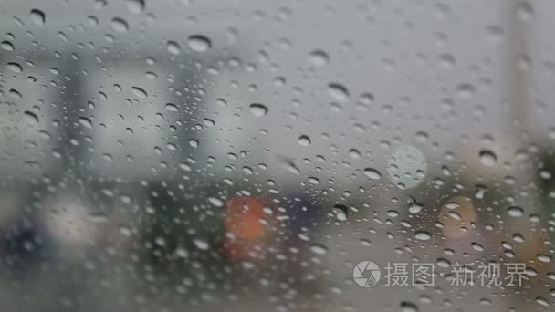 雨落在马路上的汽车视频