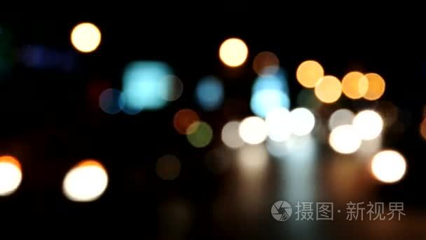 抽象的散景运动，在夜间道路上交通