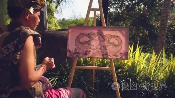 巴厘岛艺术家绘画的传统衣服视频