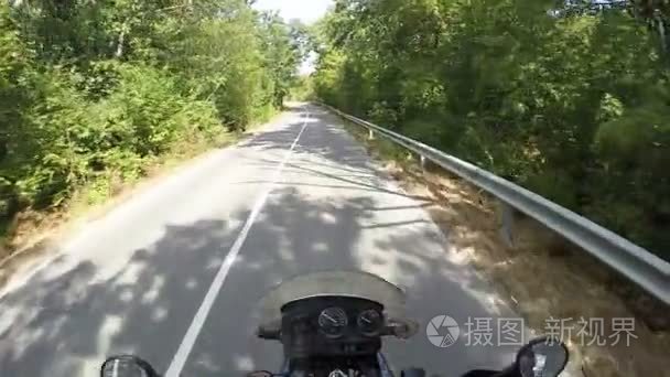 摩托车道路冒险去向前太阳阴影