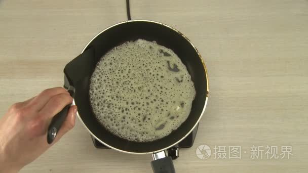 第一人称视角的厨师煎烙饼视频