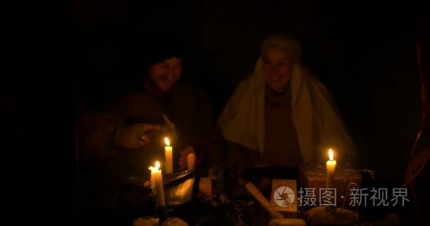 古代马鞭在车间被烛光照亮视频