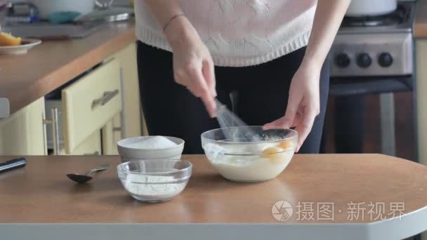 鞭打蛋黄加糖在一个玻璃碗视频