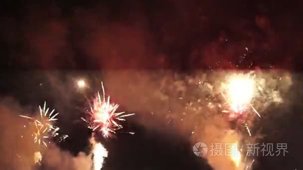 璀璨的烟花在黑色夜空在节视频