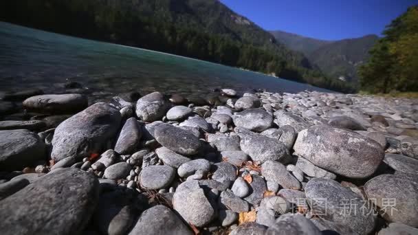 石头上的绿松石山河岸边