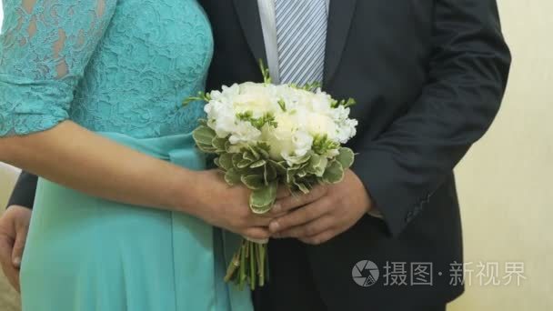 已婚夫妇站在婚礼的殿堂视频