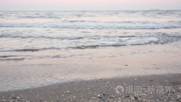 女人腿行走在沙滩上赤脚在日落