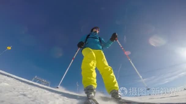 触摸用慢动作的手雪的滑雪者视频