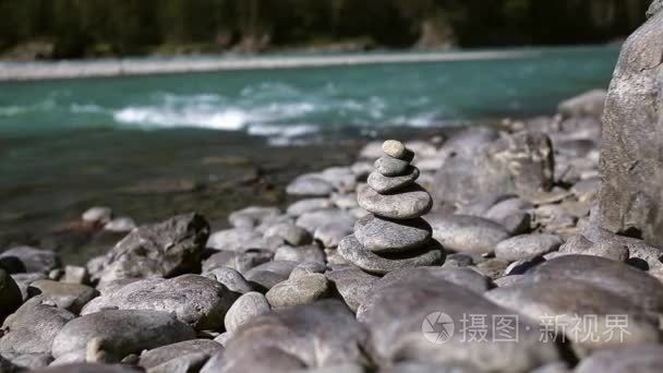 大老山，石头上的绿松石山河岸边