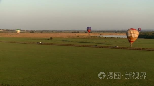 热气球降落在农村地面上视频