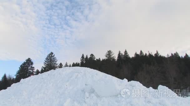 男人和快速行动雪地跳跃视频