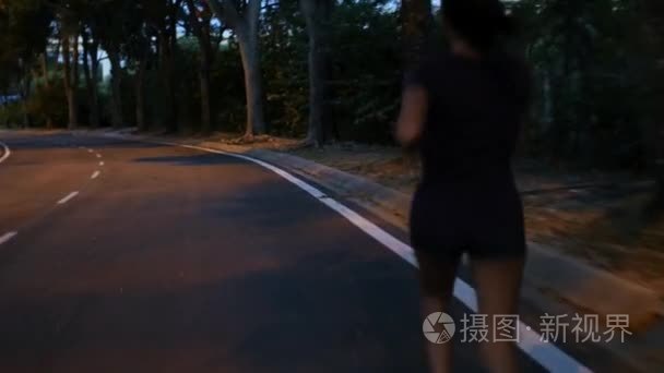 夜间在道路上运行的年轻女人视频