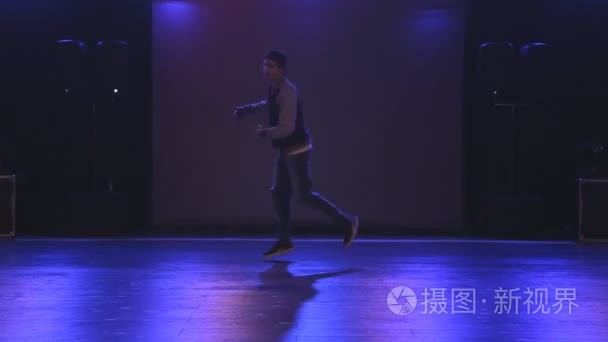 嘻哈舞者舞蹈俱乐部在舞台上视频