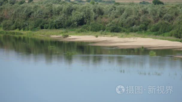 夏天景观与河流和森林