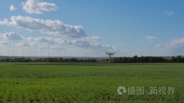 无人机飞行在绿色的田野