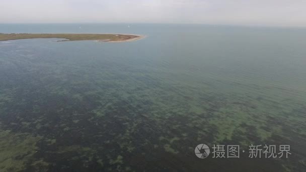 飞越海湾朝着地平线上游艇视频