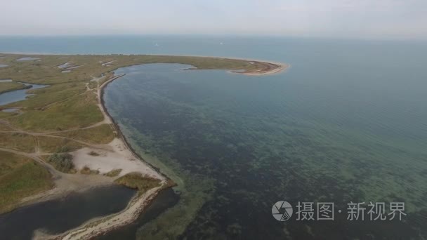 海海湾与地平线上的游艇的鸟瞰图