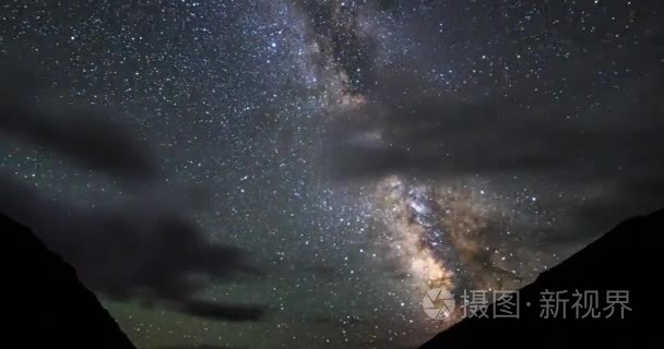 翻山越岭的星星视频