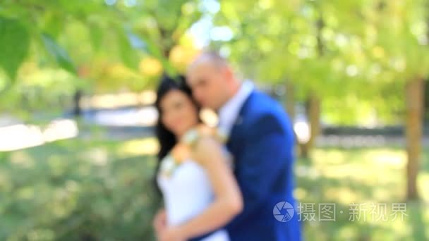 这对新婚的夫妇带来的合影视频