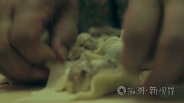 东方饺子与切碎的肉和土豆视频