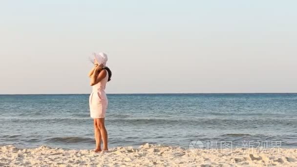 在海滩上的帽子的女孩