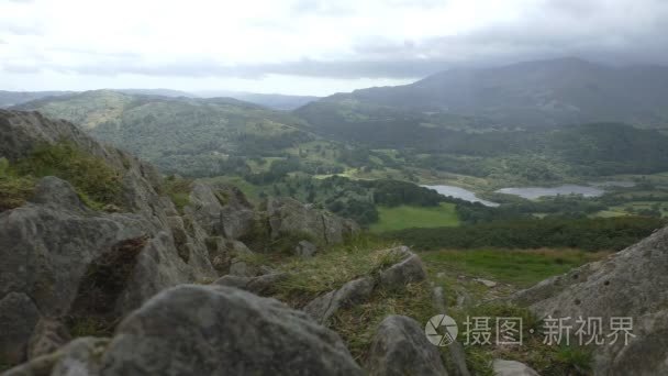 从顶部的 Loughrigg 下降 Elterwater 湖的视图